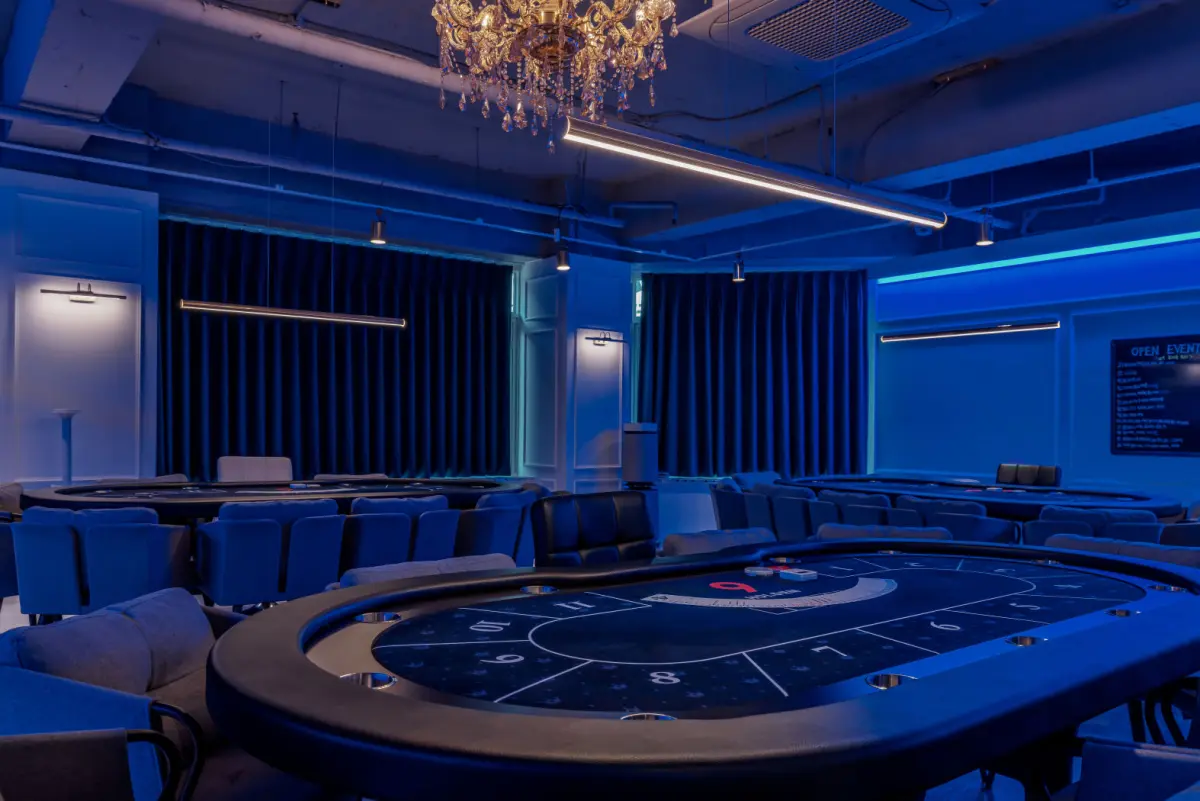 골드 샹들리에가 빛나는 프리미엄 홀덤라운지